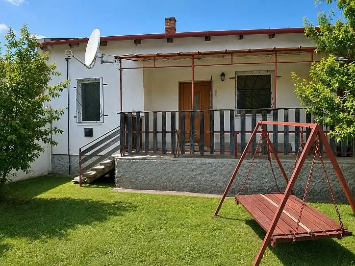 Eladó családi ház Balatonakaliban fedett terasszal és füves kerttel, a strand közelében